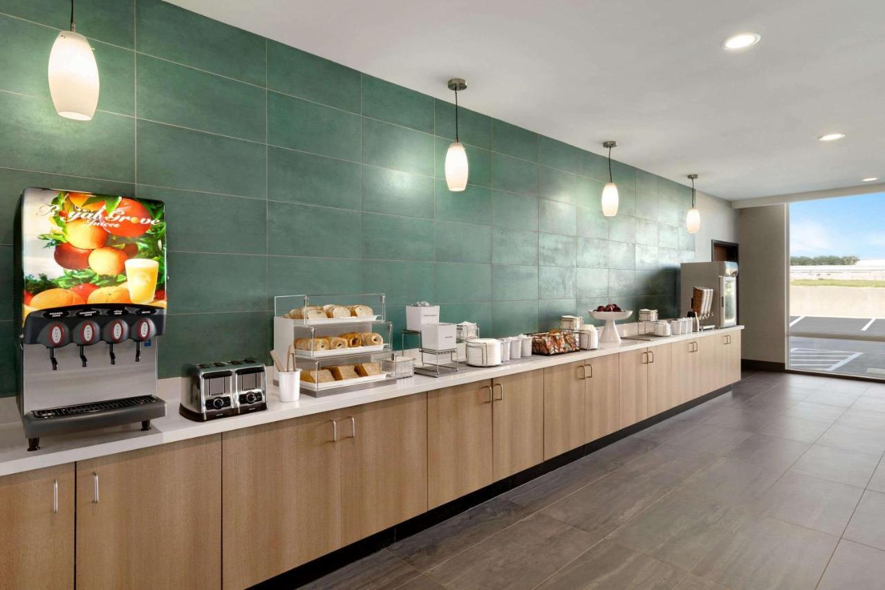 La Quinta Inn & Suites By Wyndham San Antonio Seaworld Lafb ภายนอก รูปภาพ