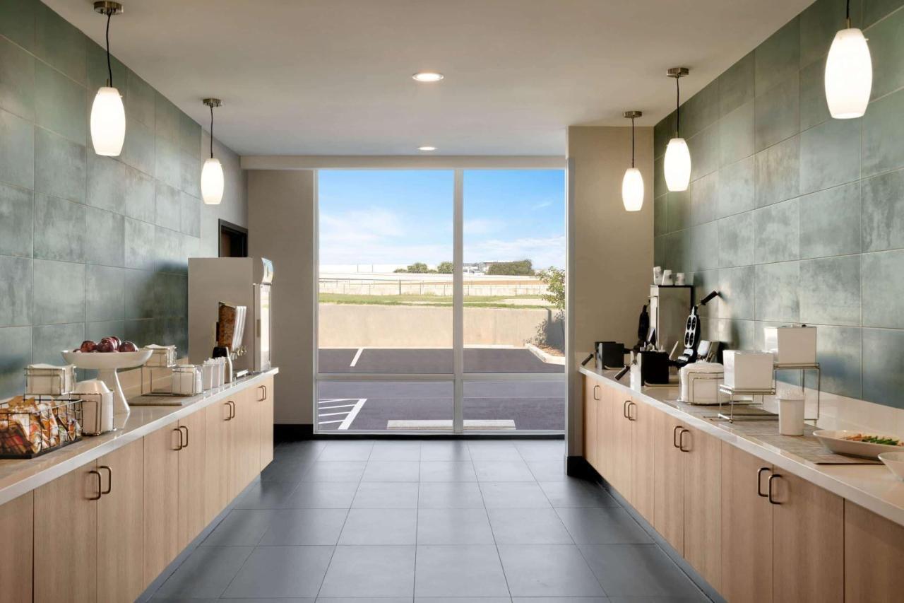La Quinta Inn & Suites By Wyndham San Antonio Seaworld Lafb ภายนอก รูปภาพ
